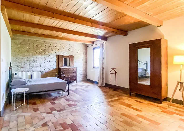 3 Bedroom Pet Friendly In * Mombaroccio